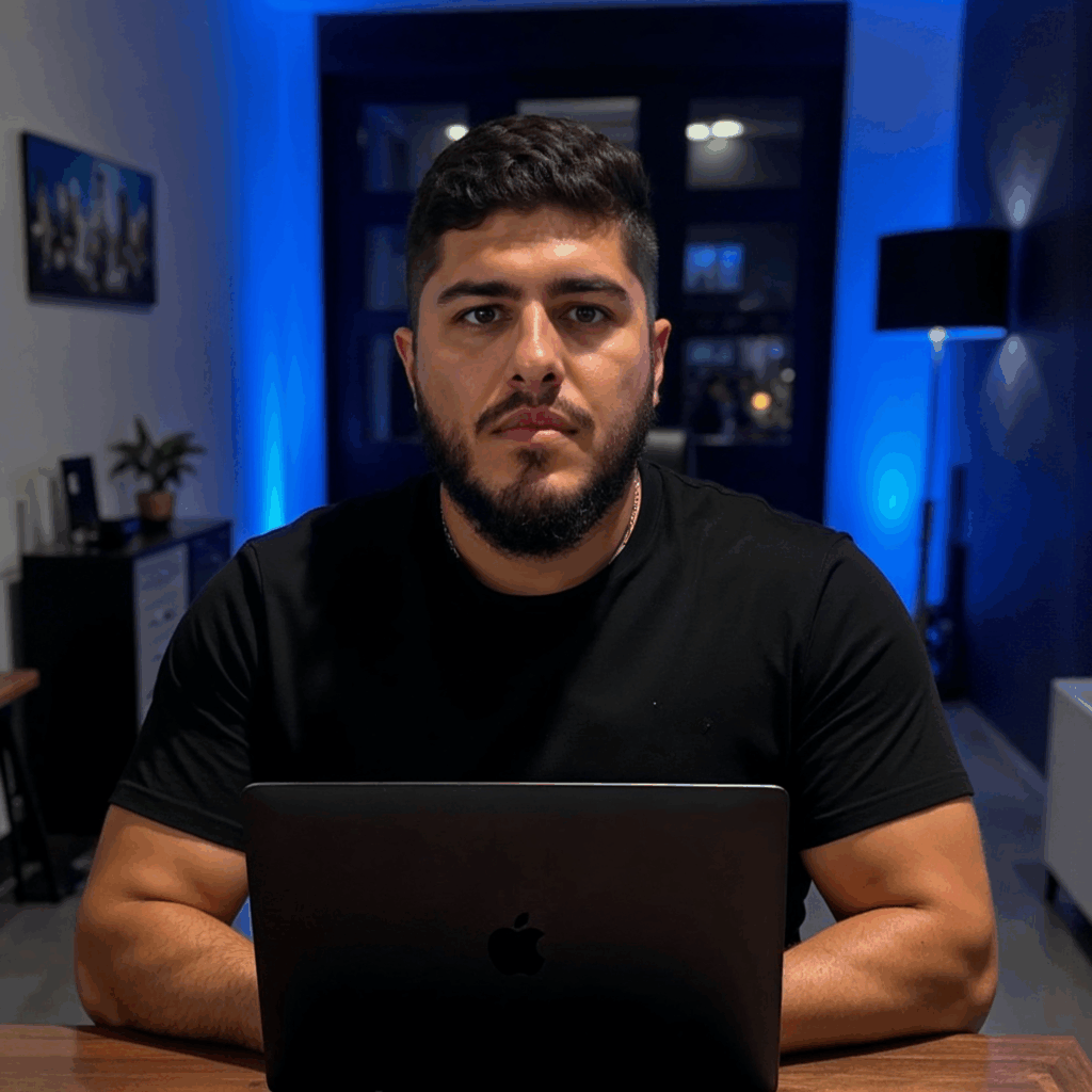 Matheus Olivieri sentado de frente para a camera